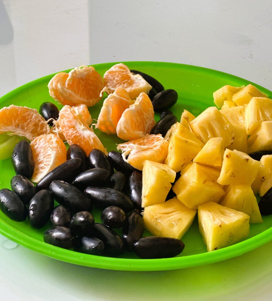 diet 3 fruits in a plate